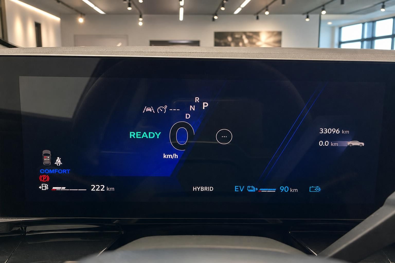 Digitales Armaturenbrett eines Hybrid-Fahrzeugs mit Tachometer und Energieanzeige