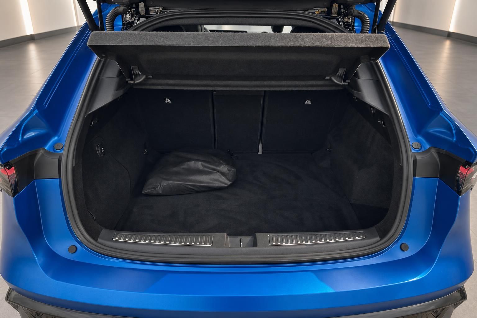 Kofferraum eines blauen Autos mit schwarzer Innenausstattung und geöffneter Heckklappe