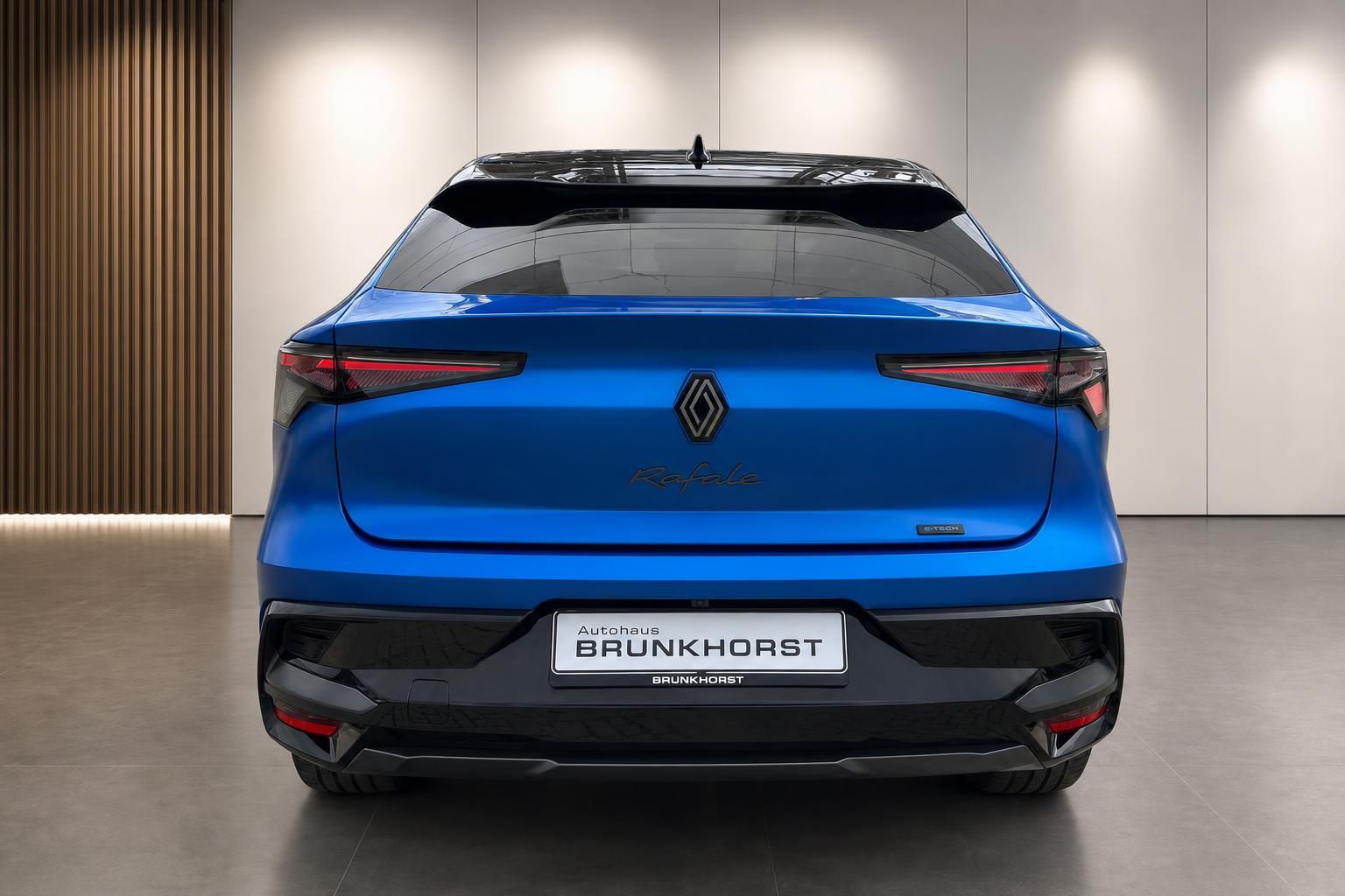 Renault Rafale Heckansicht in blau mit LED-Rückleuchten und sportlichem Design im Showroom