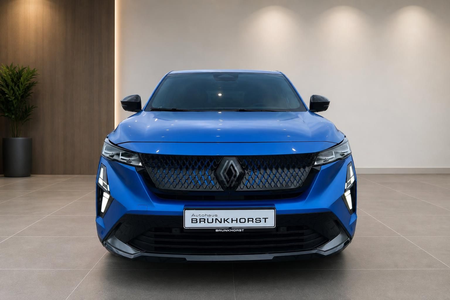 Renault Fahrzeug in blau - Frontansicht mit charakteristischem Kühlergrill und LED-Tagfahrlicht