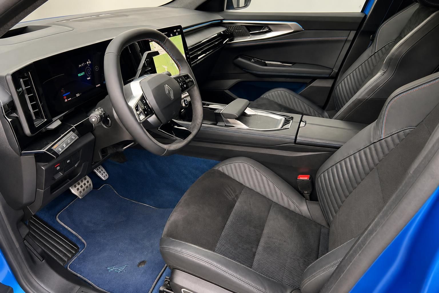 Renault Fahrzeug Innenraum mit schwarzer Lederausstattung, Sportlenkrad und digitalen Displays