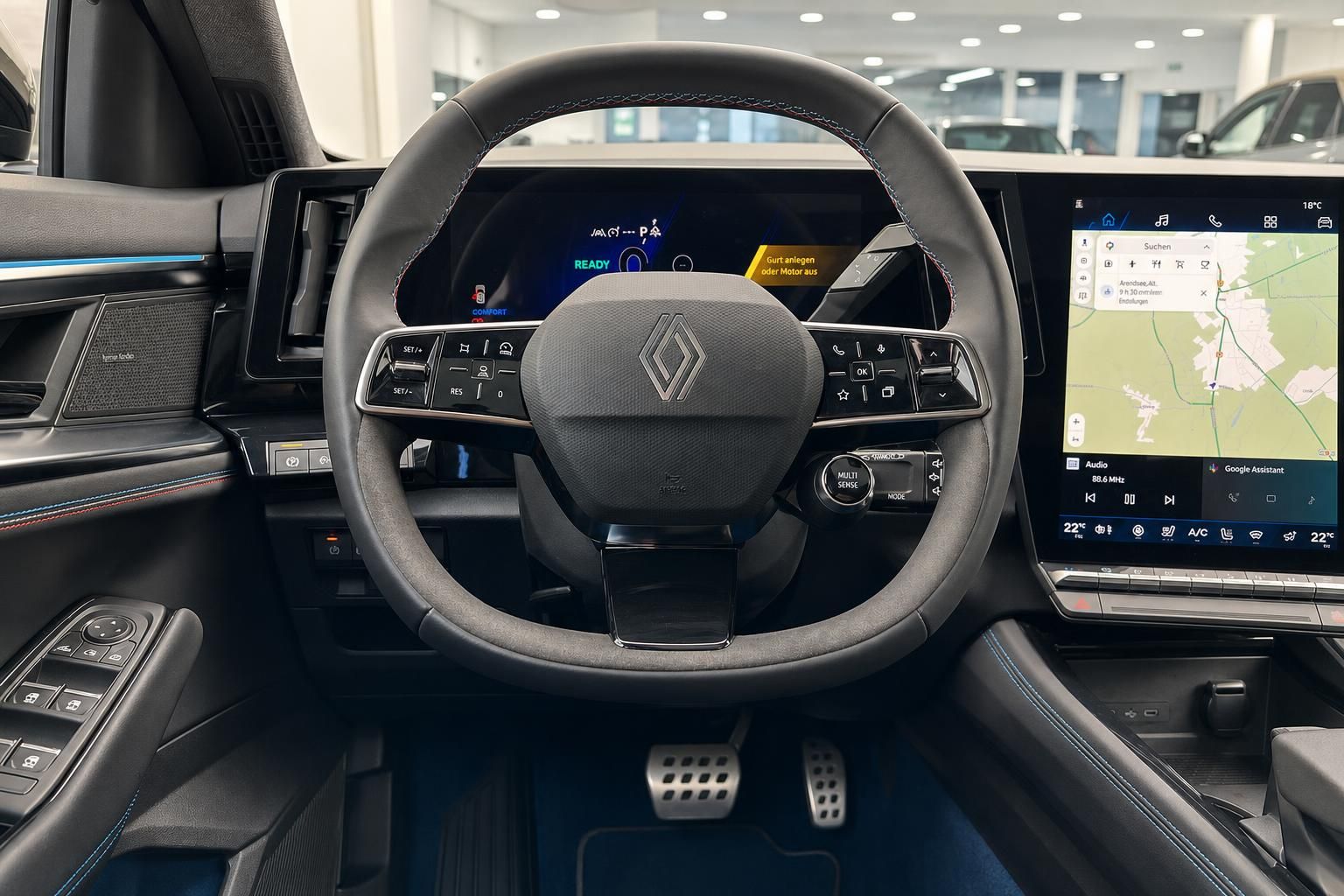 Renault Cockpit mit digitalem Instrumentencluster, Lenkrad und Navigationsbildschirm im Innenraum