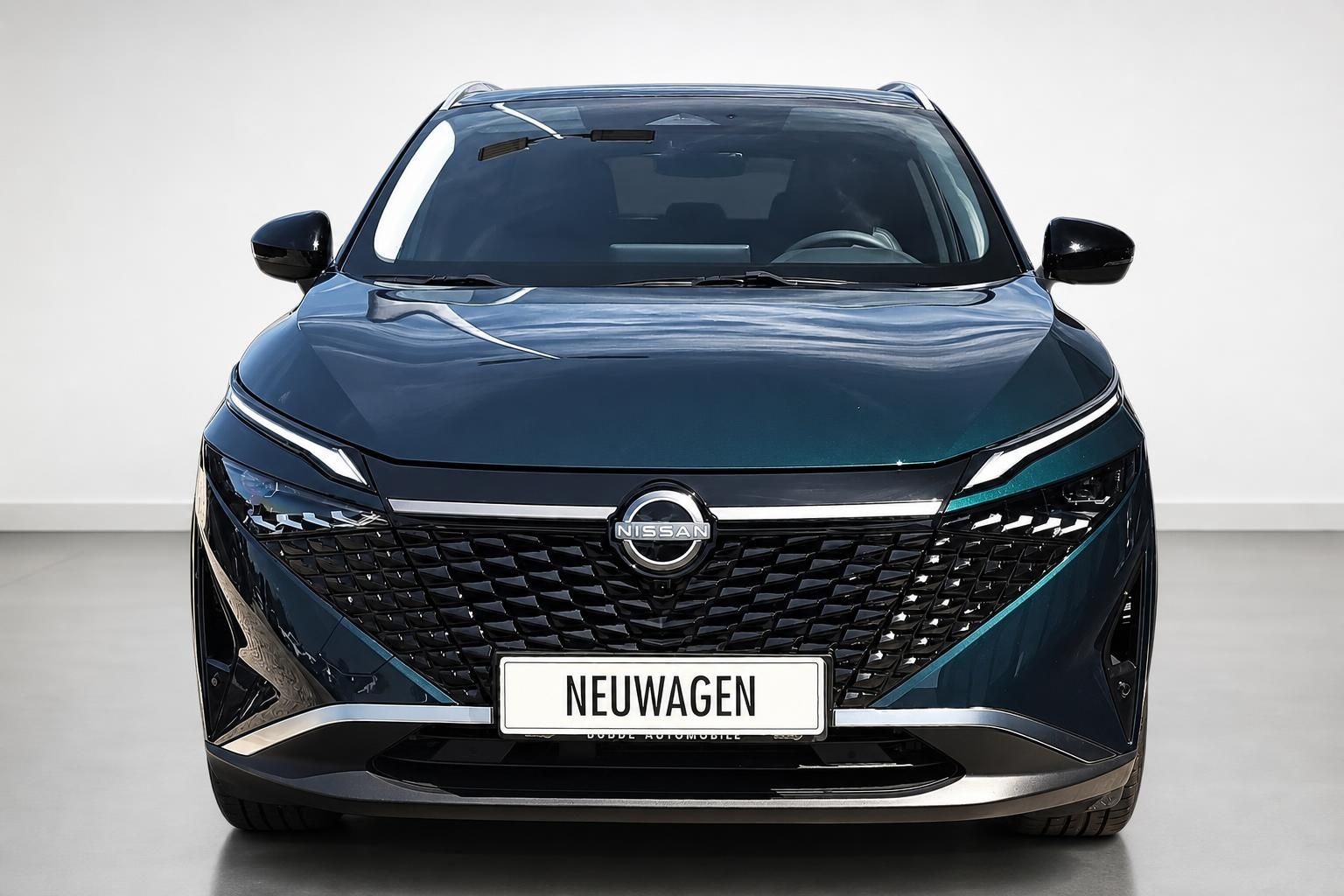 Nissan Qashqai Frontansicht mit markantem Kühlergrill in Blaugrün