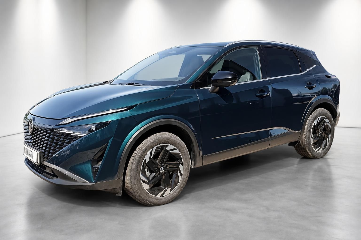 Nissan Qashqai in dunkelblau-metallic, Seitenansicht im Studio