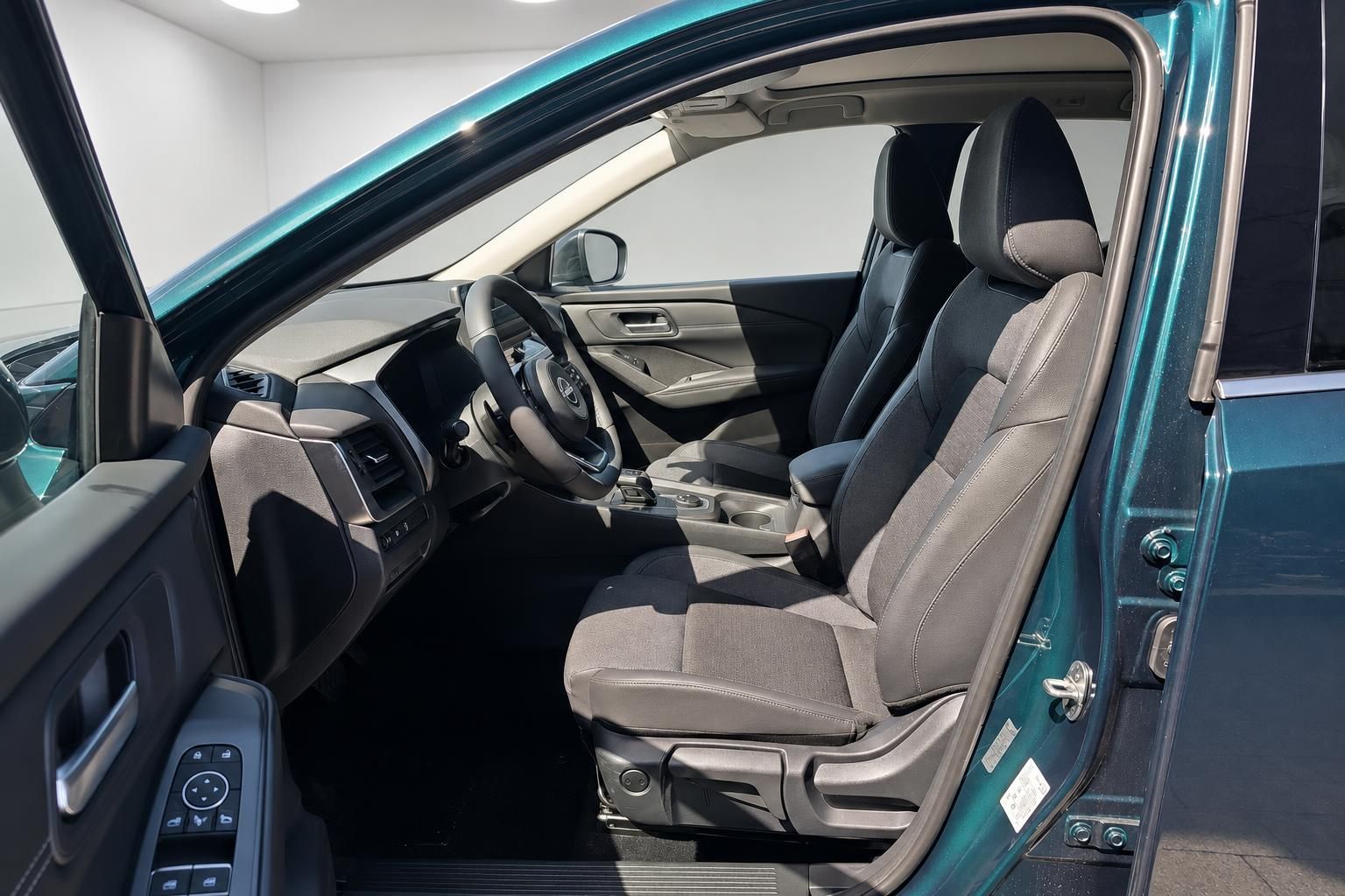 Fahrersitz und Cockpit eines grünen Nissan SUV im Detail