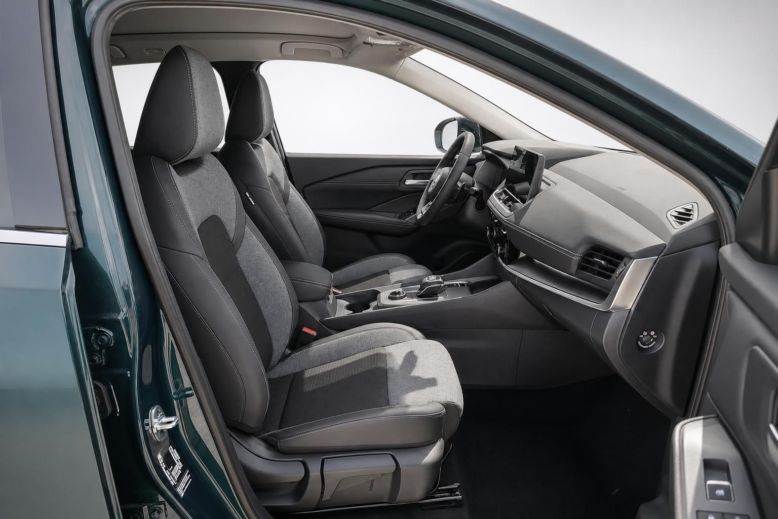 Innenraum Nissan mit Blick auf Vordersitze und Armaturenbrett