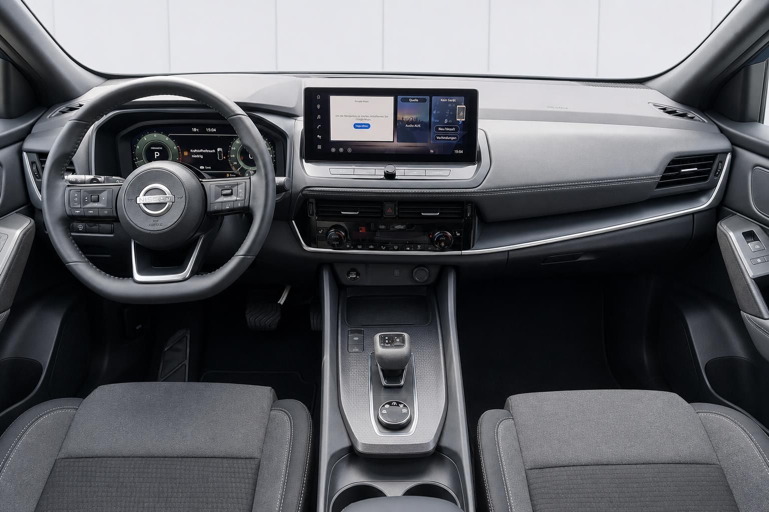 Nissan Cockpit mit Lenkrad, Display und Mittelkonsole