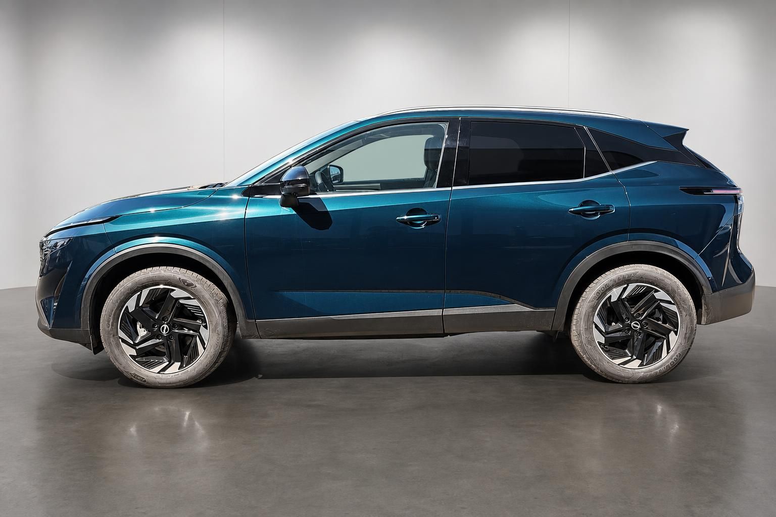 Nissan Qashqai in Blau-Metallic, Seitenansicht im Fotostudio