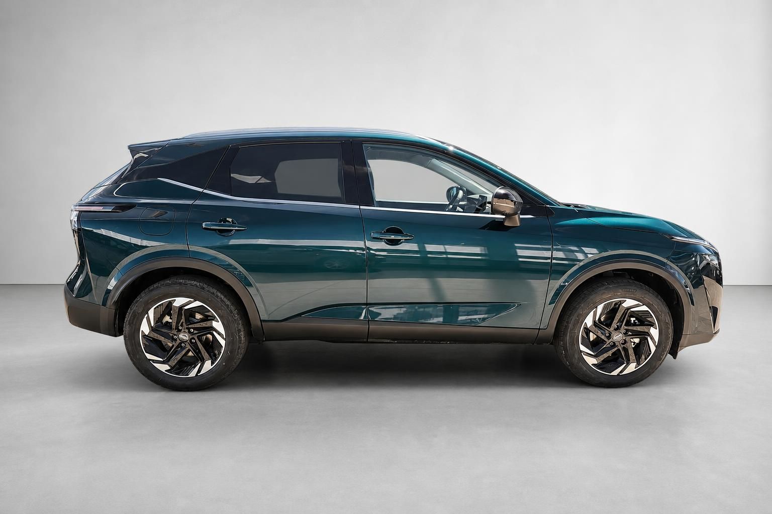 Nissan Qashqai Seitenansicht in Petrol-Metallic mit Alufelgen