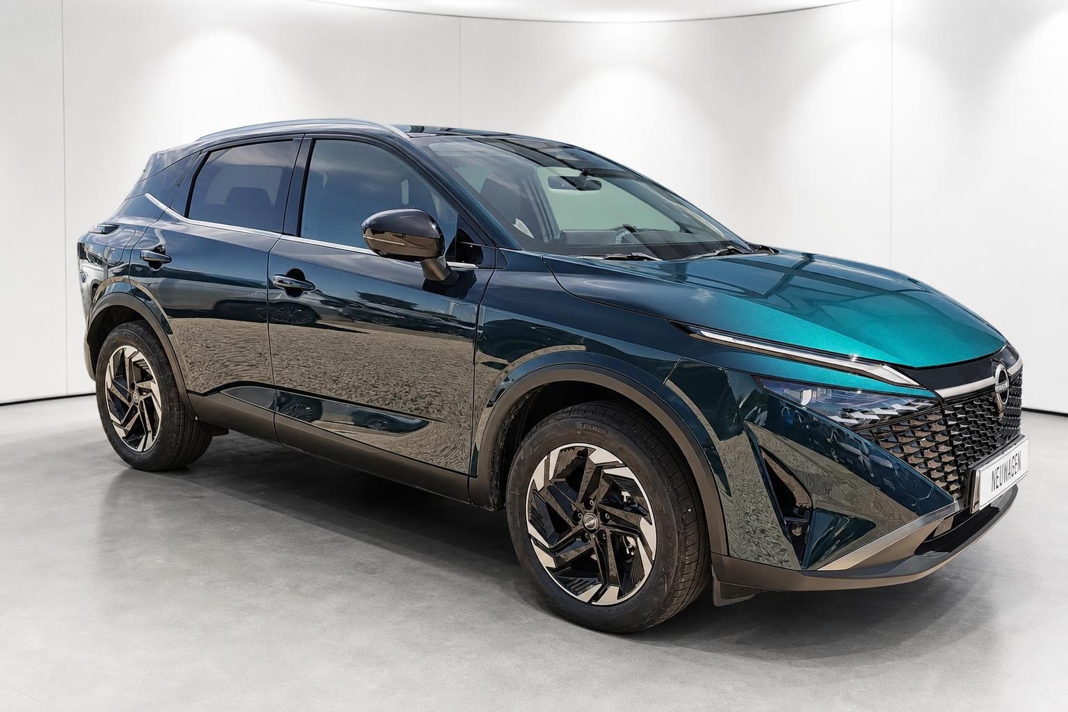 Nissan Qashqai schräge Frontansicht in glänzendem Petrolgrün