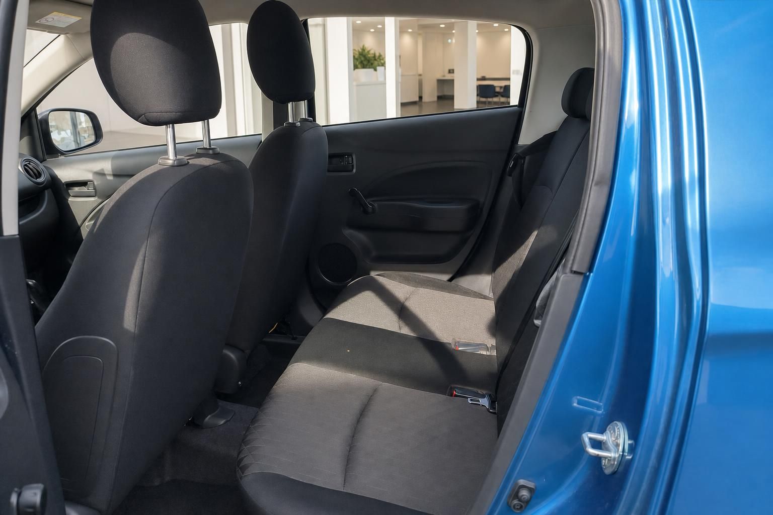 Mitsubishi Fond mit grauen Rücksitzen und schwarzen Kopfstützen - Innenraumansicht