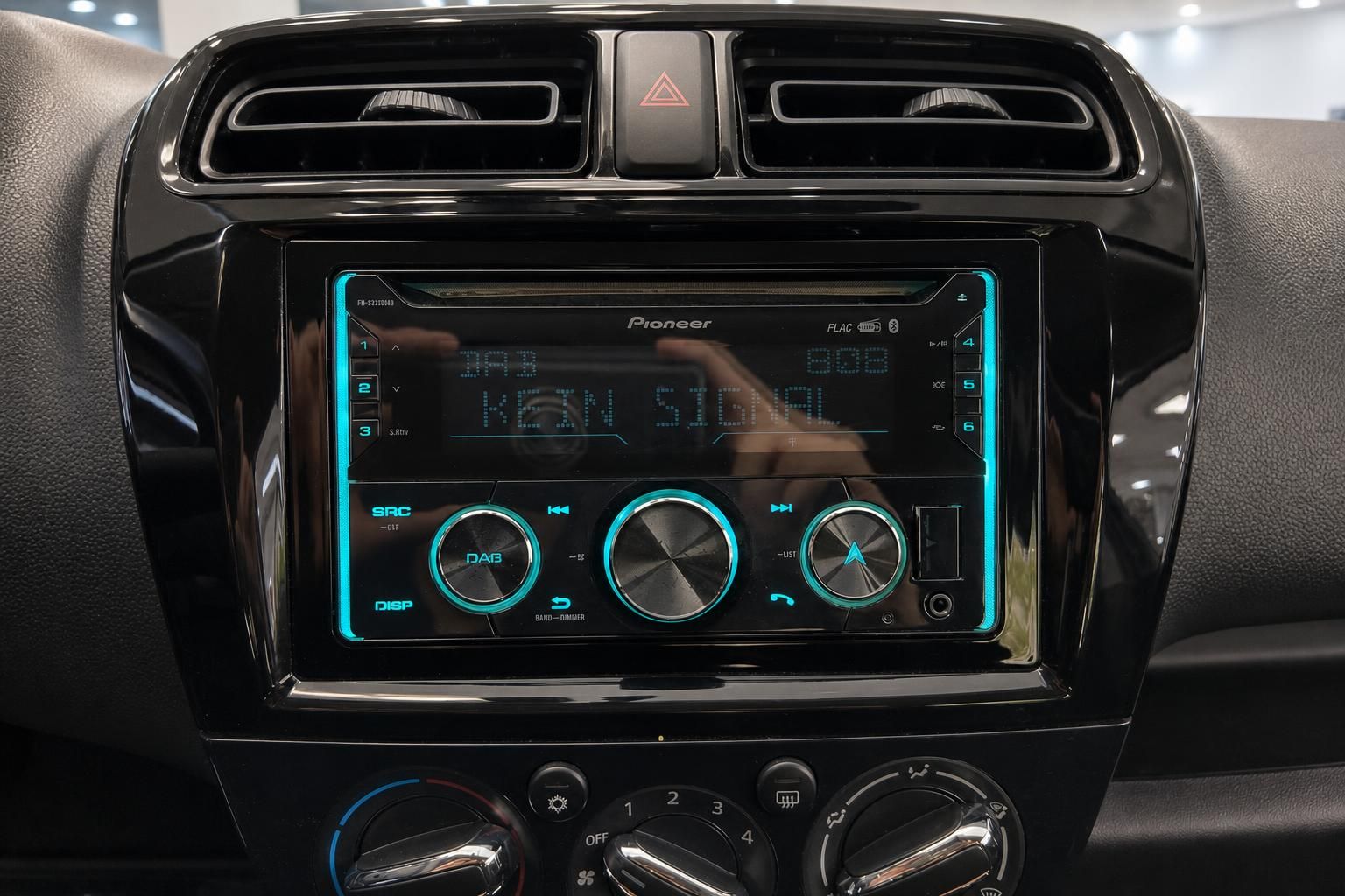 Pioneer Autoradio Display mit DAB-Radio und Bedienknöpfen in Fahrzeug-Mittelkonsole