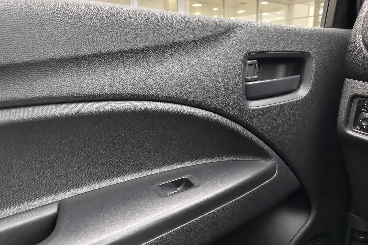 Fahrzeug Innenraum Türverkleidung grau mit Türgriff und Armstütze Detail