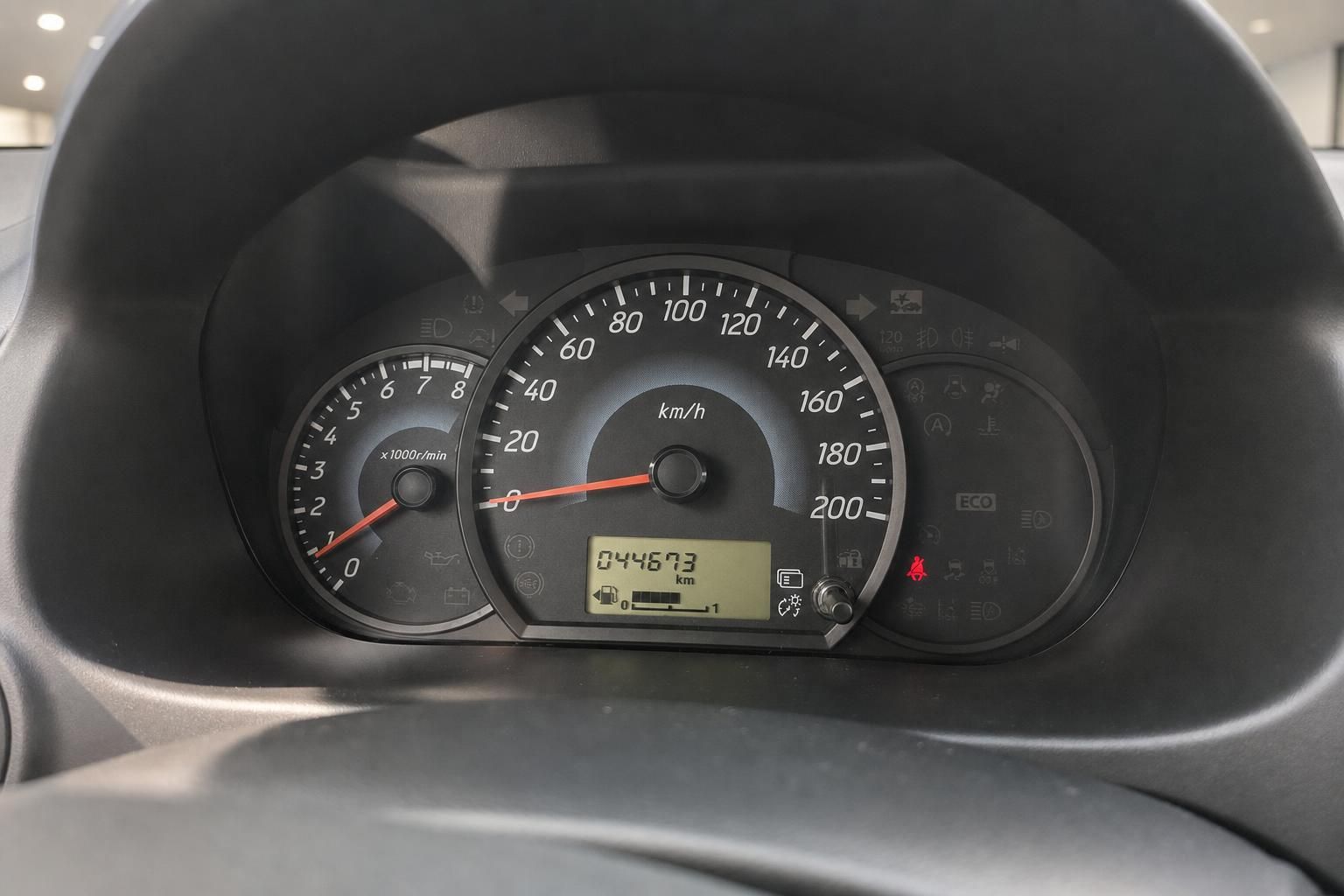 Fahrzeug Tacho und Instrumententafel mit 84.873 km Kilometerstand und Kontrollleuchten