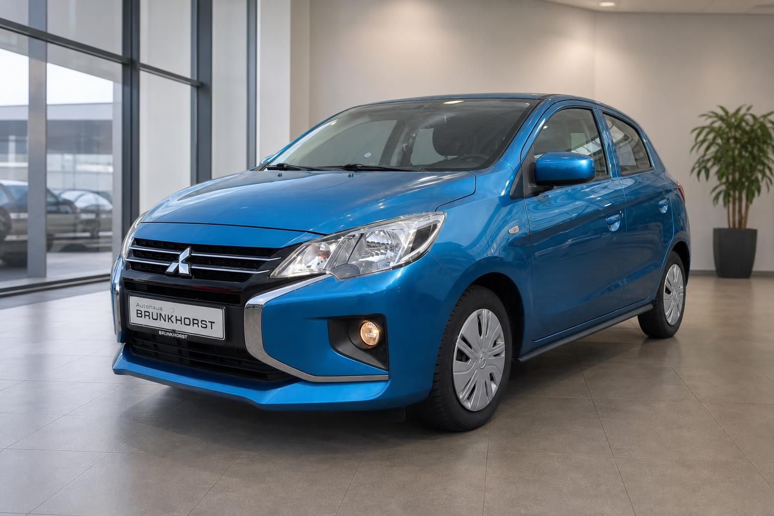 Blauer Mitsubishi Kleinwagen von vorn im Autohaus Showroom - seitliche Dreiviertelansicht