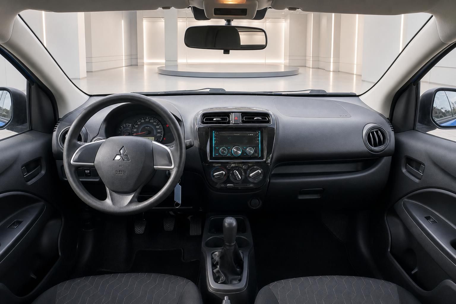 Mitsubishi Fahrzeug Cockpit-Ansicht mit Lenkrad, Armaturenbrett und Automatikgetriebe