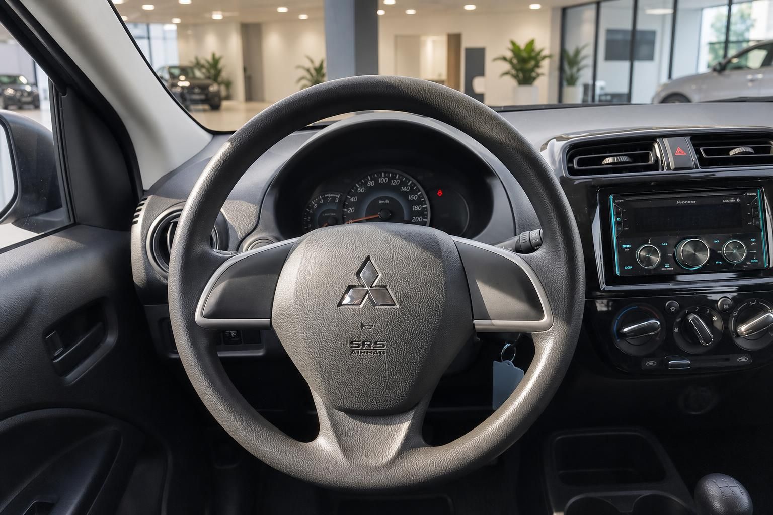 Mitsubishi Fahrzeug Innenraum mit Lenkrad, Armaturenbrett und Pioneer Infotainment-System