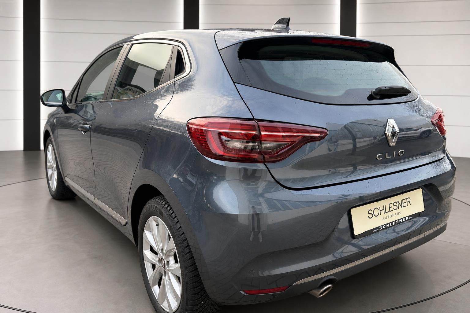 Renault Clio grau Heckansicht seitlich mit Kennzeichenhalter Schlesner