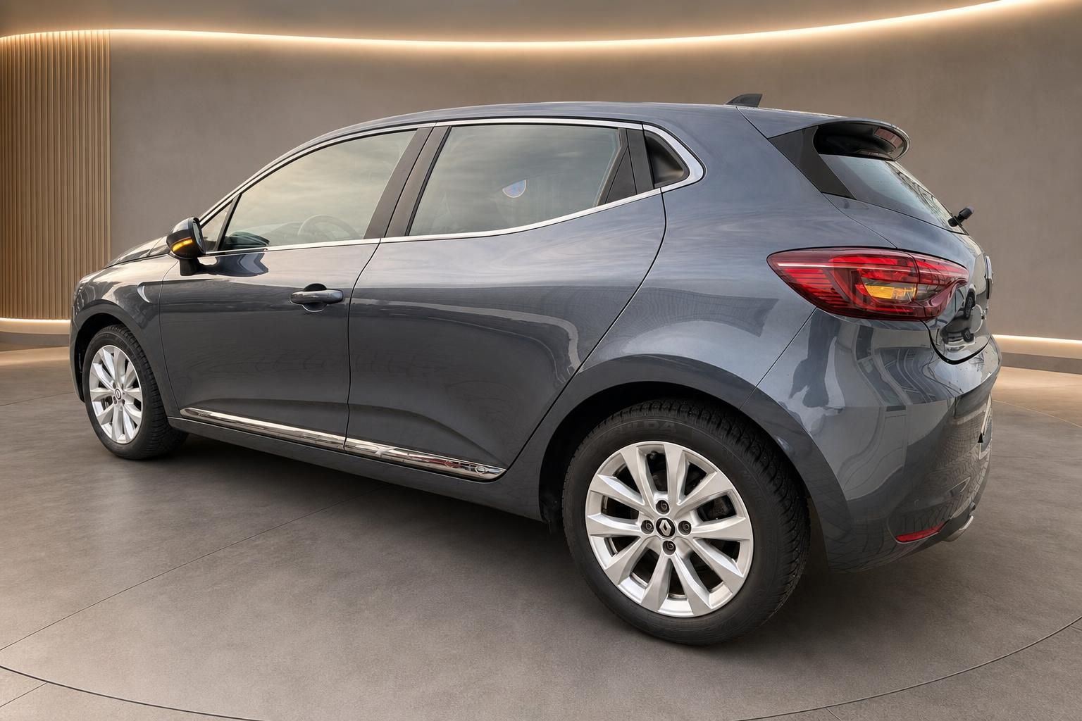 Renault Clio grau, Seitenansicht im Ausstellungsraum