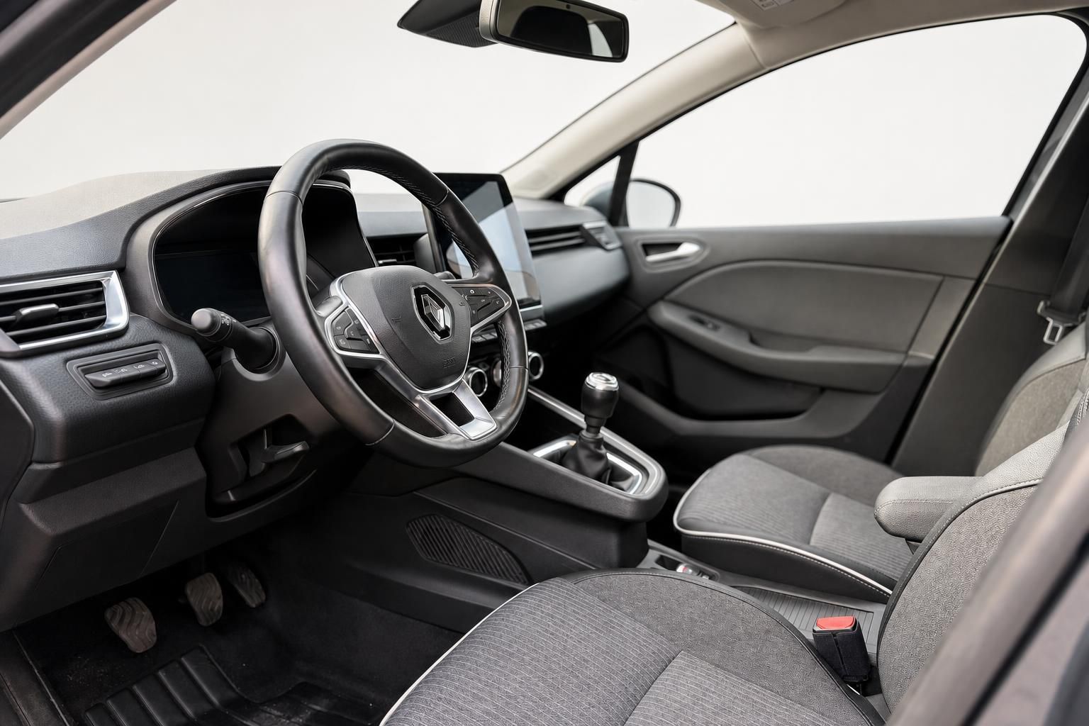 Renault Clio Innenraum mit Lenkrad, Cockpit und Schaltgetriebe