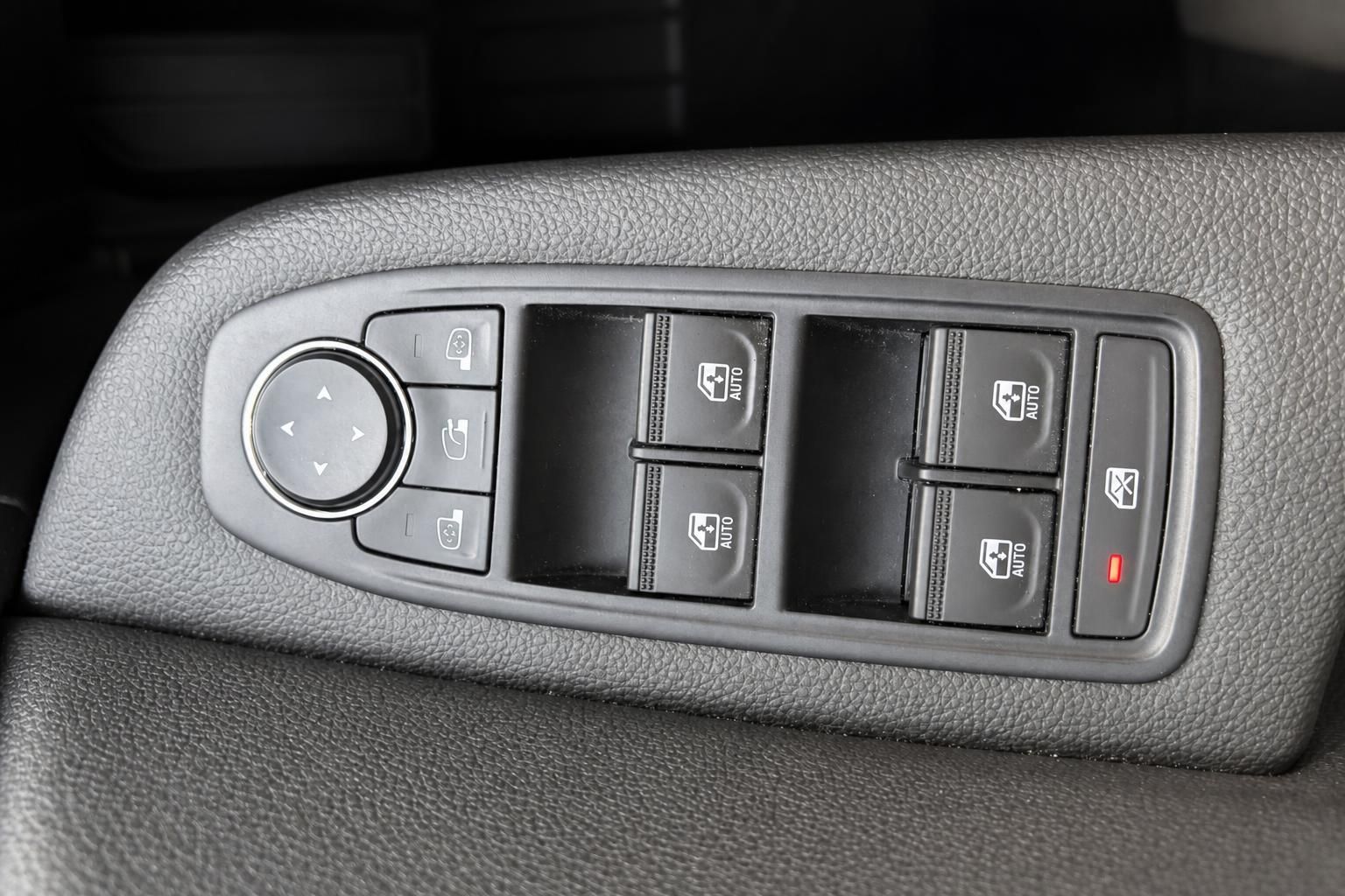 Fensterheber-Bedienelemente in der Fahrertür eines Renault Clio