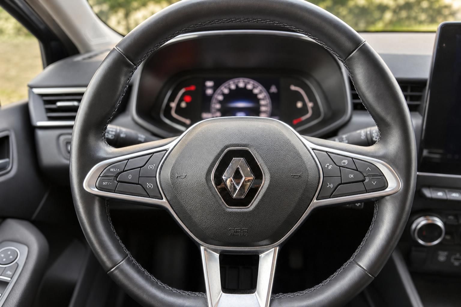 Renault Lenkrad mit Bedienelementen und Tachoanzeige im Detail