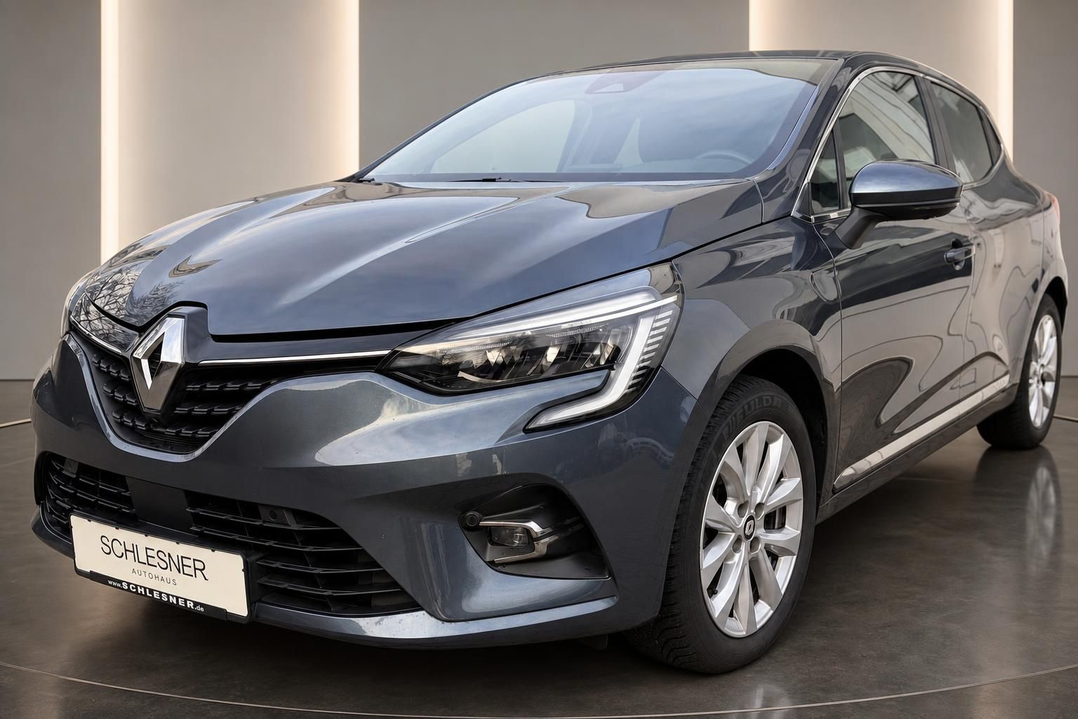 Renault Clio grau Frontansicht beim Autohaus Schlesner