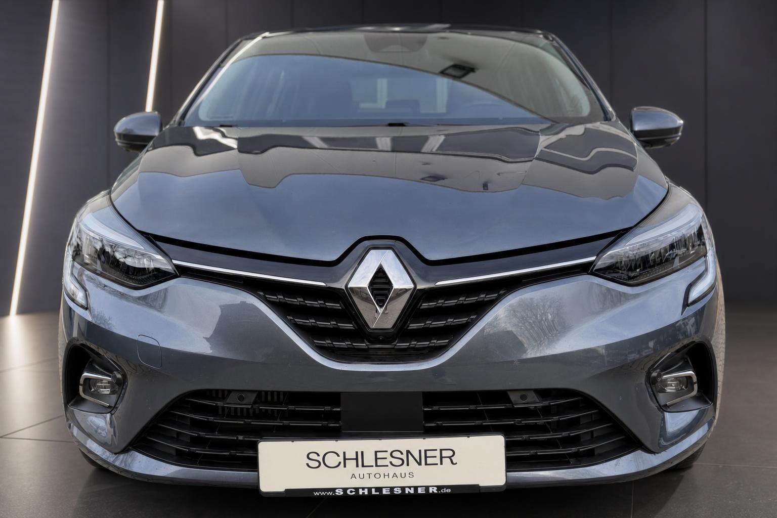 Renault Clio grau Frontansicht mit Kuehlergrill Nahaufnahme