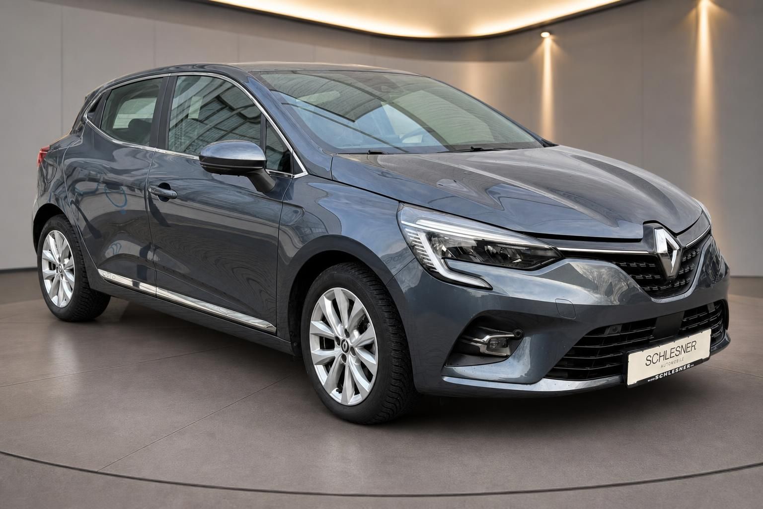 Renault Clio grau Front- und Seitenansicht Schlesner Automobile
