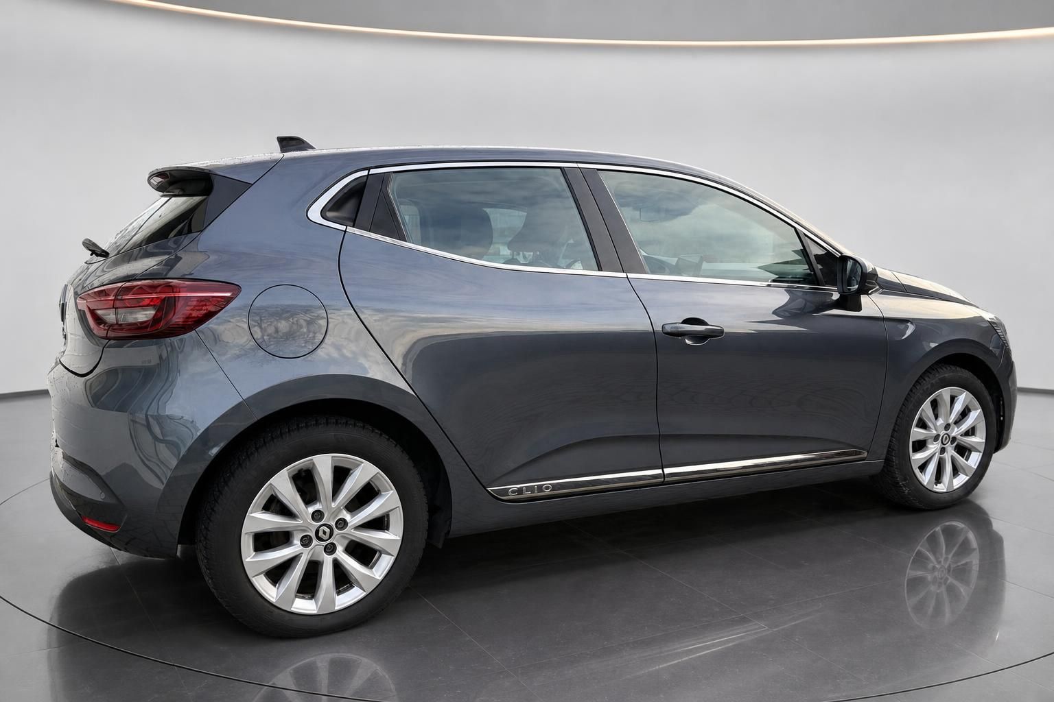 Renault Clio grau Seitenansicht Studioaufnahme