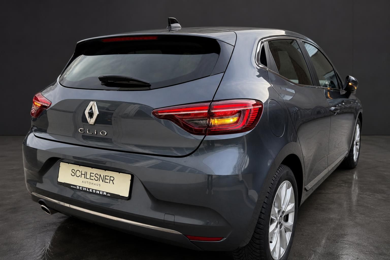 Renault Clio grau Heck- und Seitenansicht mit Alufelgen