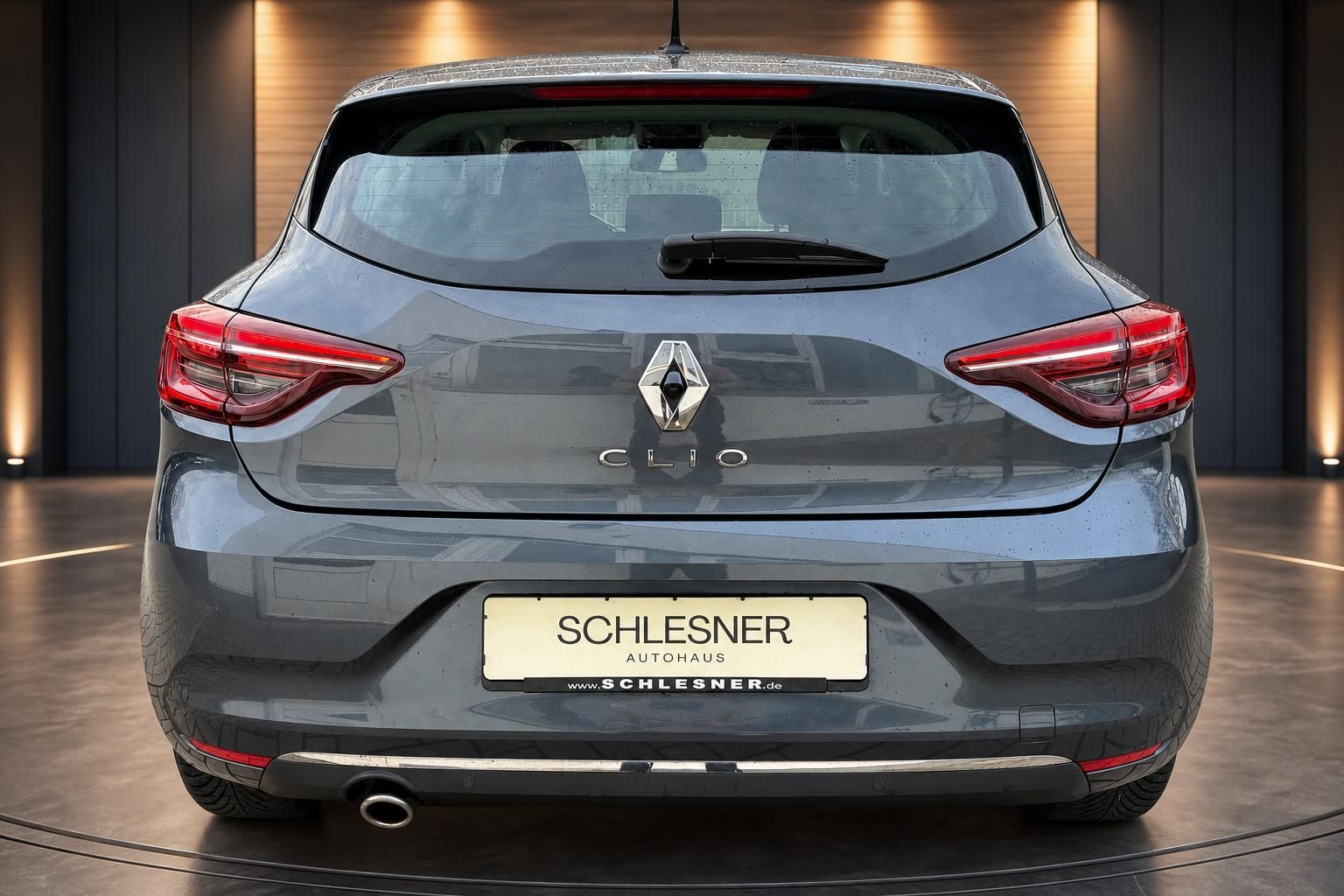 Renault Clio grau Heckansicht mit Rueckleuchten in Showroom