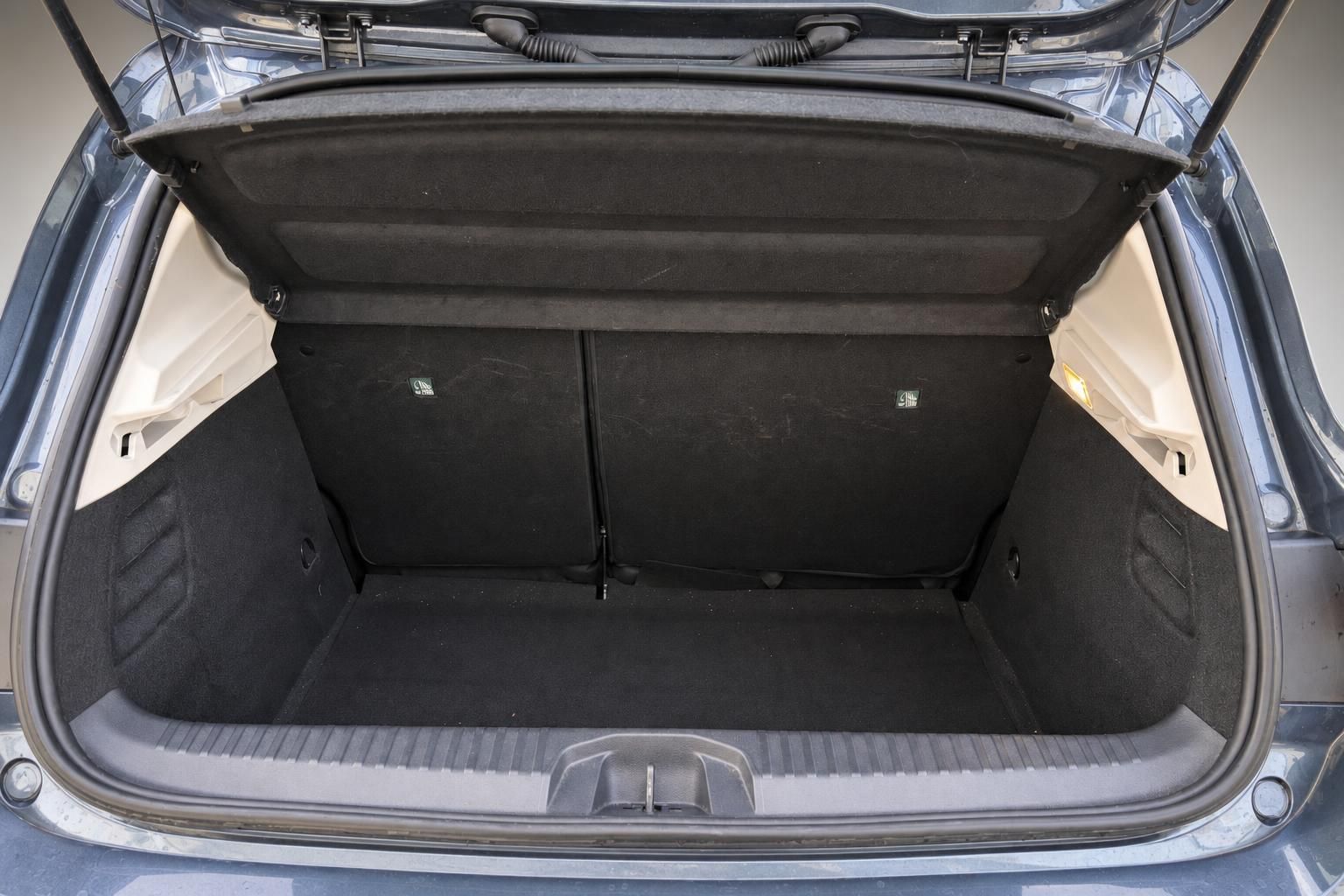 Renault Clio Kofferraum leer mit geoeffneter Heckklappe