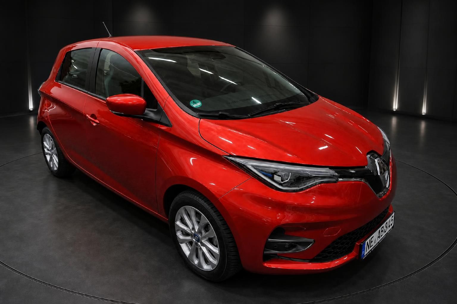 Renault Zoe rot: Frontansicht mit Scheinwerfern und Felgen