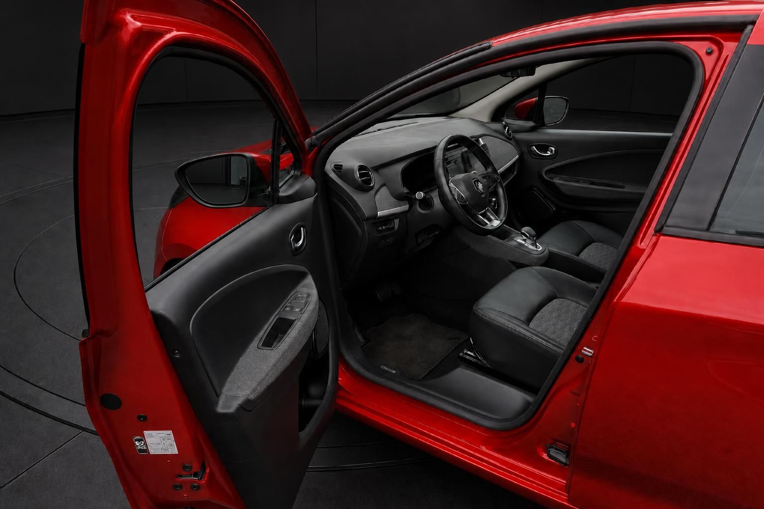 Renault Zoe Cockpit und Fahrersitz durch offene Tuer