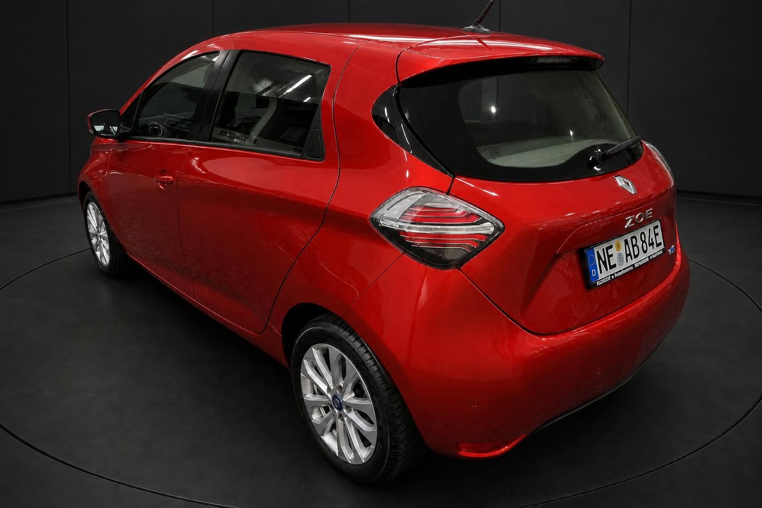 Renault Zoe rot, Heckansicht schraeg im Studio