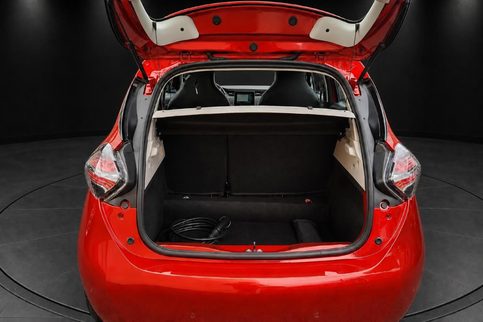 Renault Zoe rot: geöffneter Kofferraum mit viel Ladevolumen