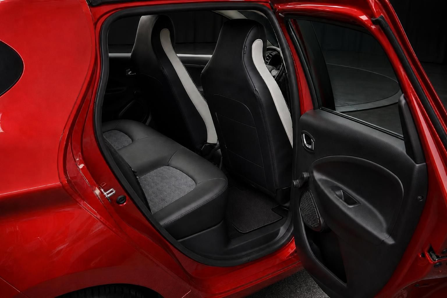 Renault Zoe rot: Blick auf Rücksitze und Innenraum