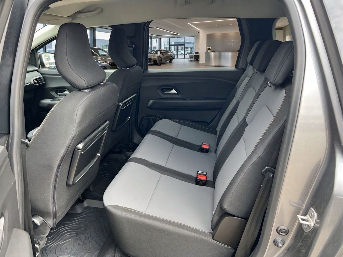 Auto Rücksitze mit grauen Bezügen und Sicherheitsgurten im Innenraum