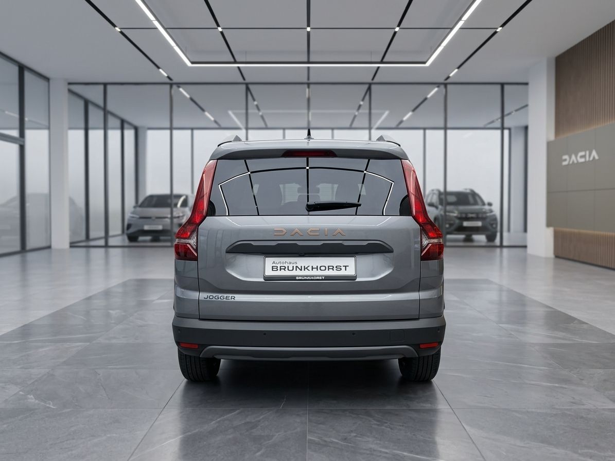 Dacia Jogger Heckansicht grau metallic - Rückseite des SUV im modernen Autohaus