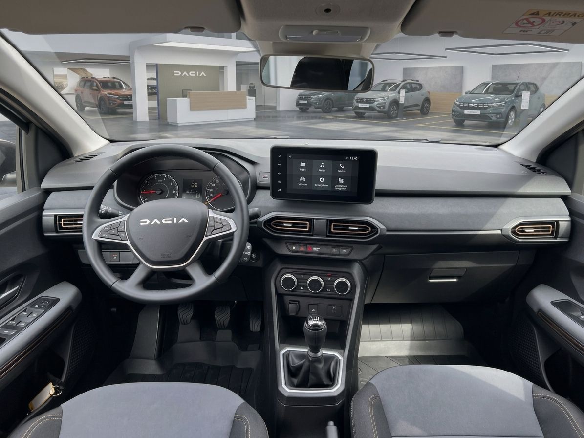 Dacia Fahrzeug Innenraum mit Lenkrad, Armaturenbrett und Touchscreen-Display