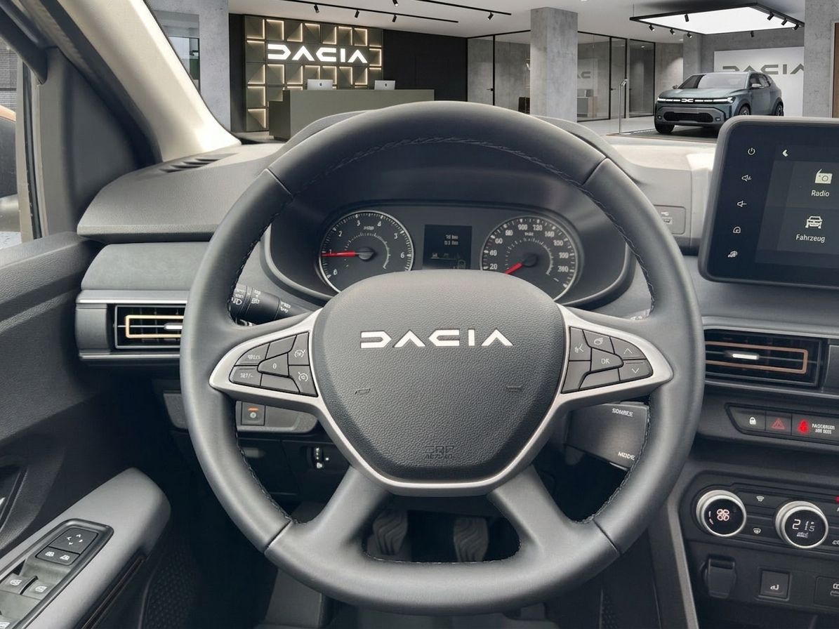Dacia Cockpit Detailansicht mit Lenkrad, Tacho und Bedienungselementen