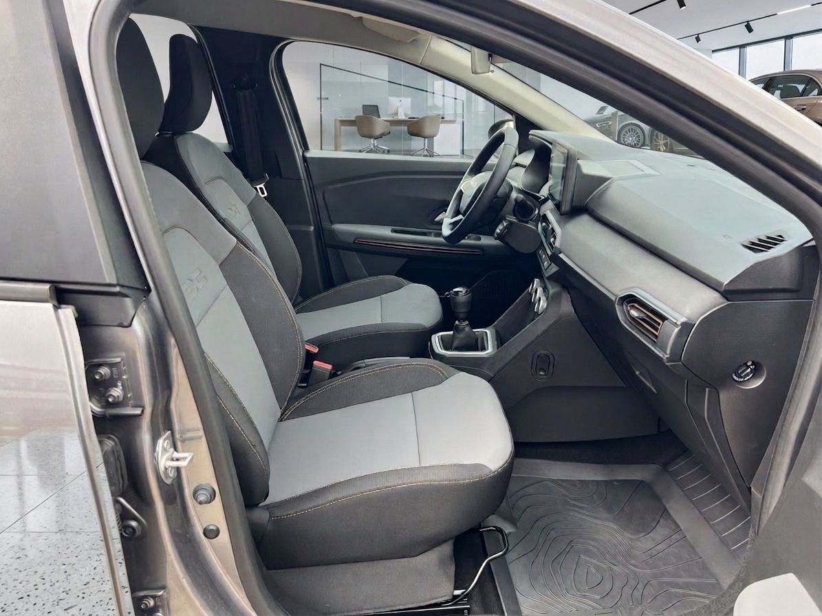 Fahrzeug Innenraum Beifahrerseite mit grauen Sitzen und Mittelkonsole