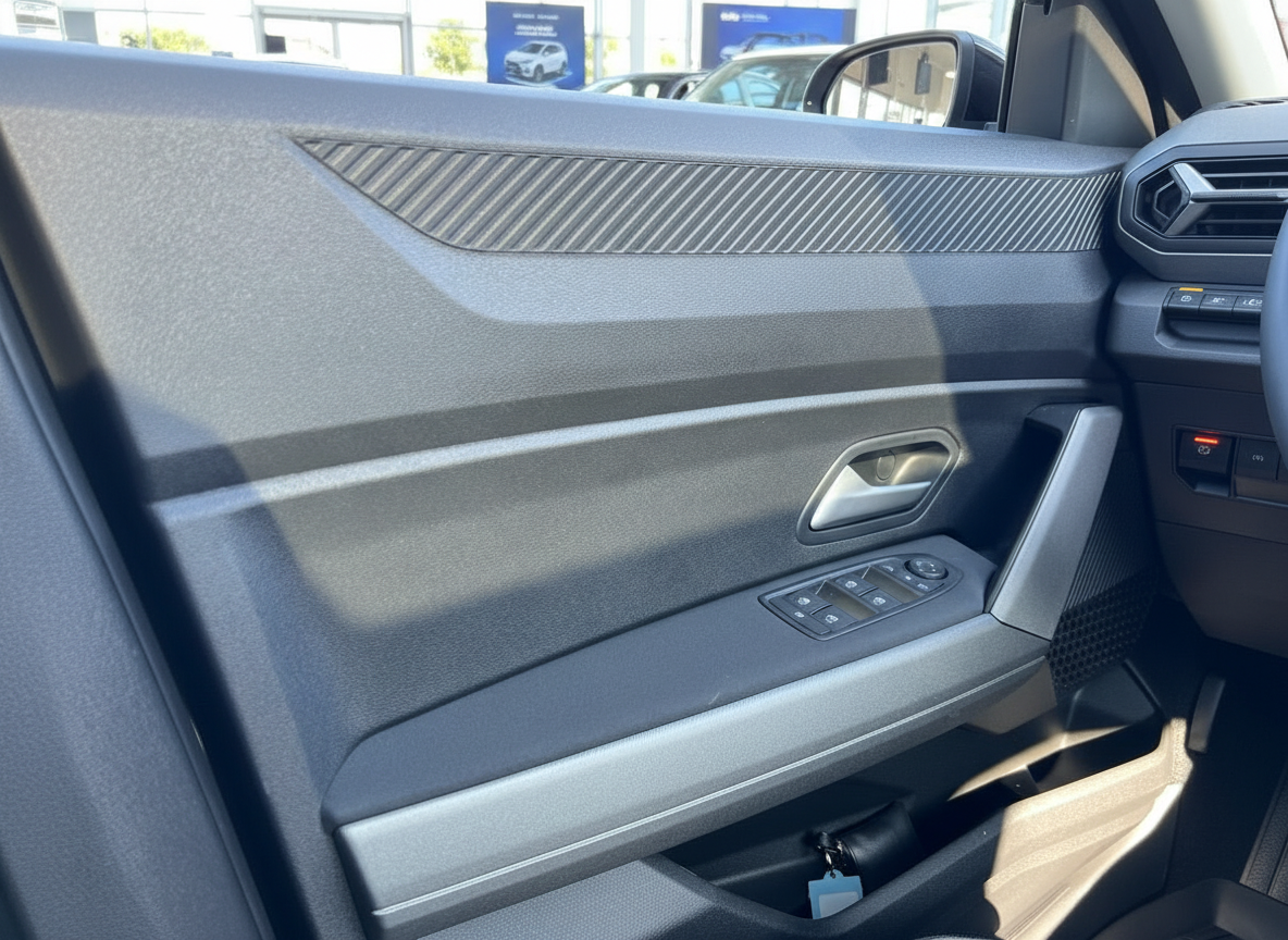 Fahrzeugtür Innenraum mit Fensterheber-Schaltern und Türverkleidung in Grau