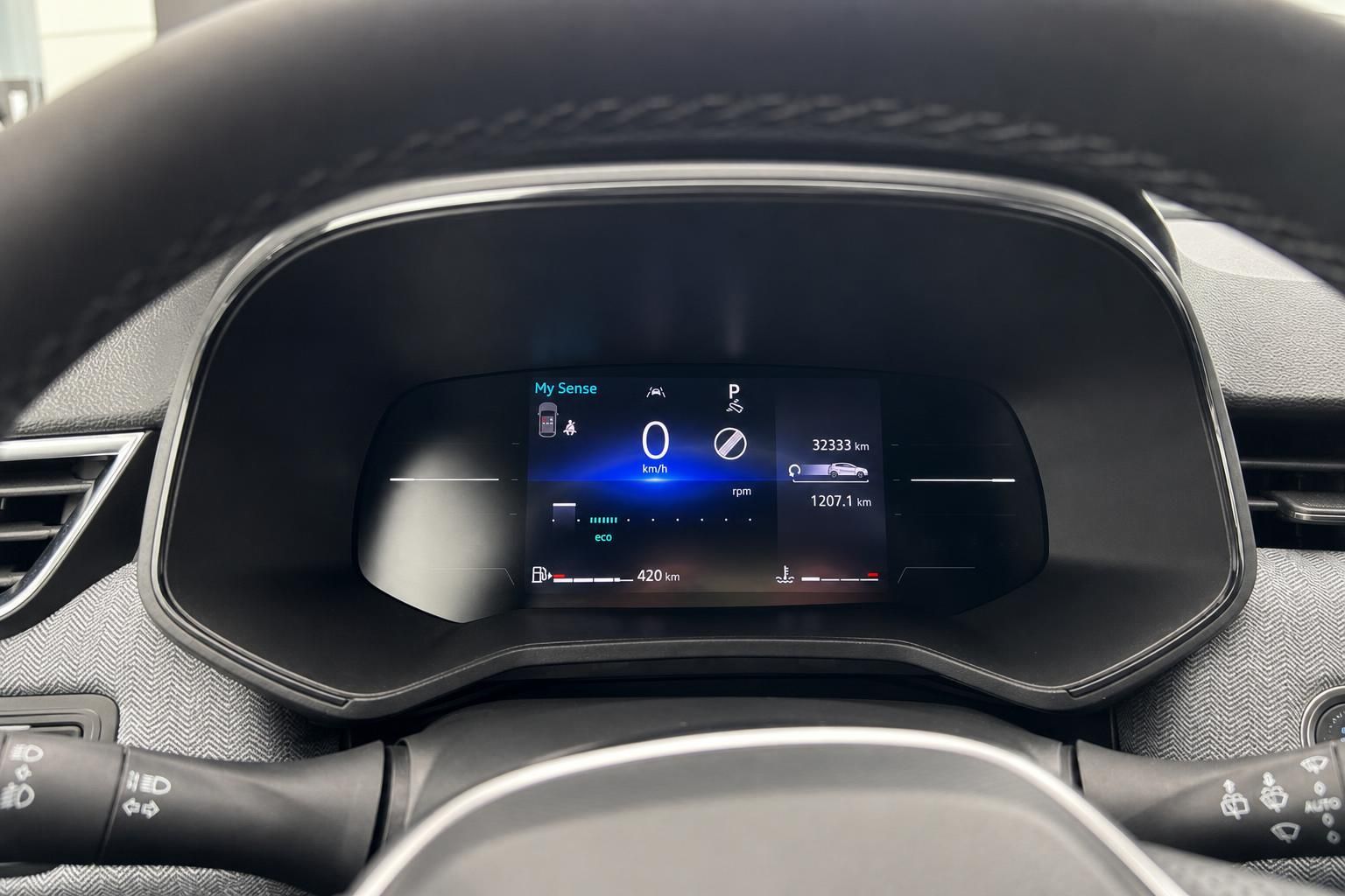 Renault Clio digitales Kombiinstrument mit Tacho, Kilometerstand und Fahrerassistenz