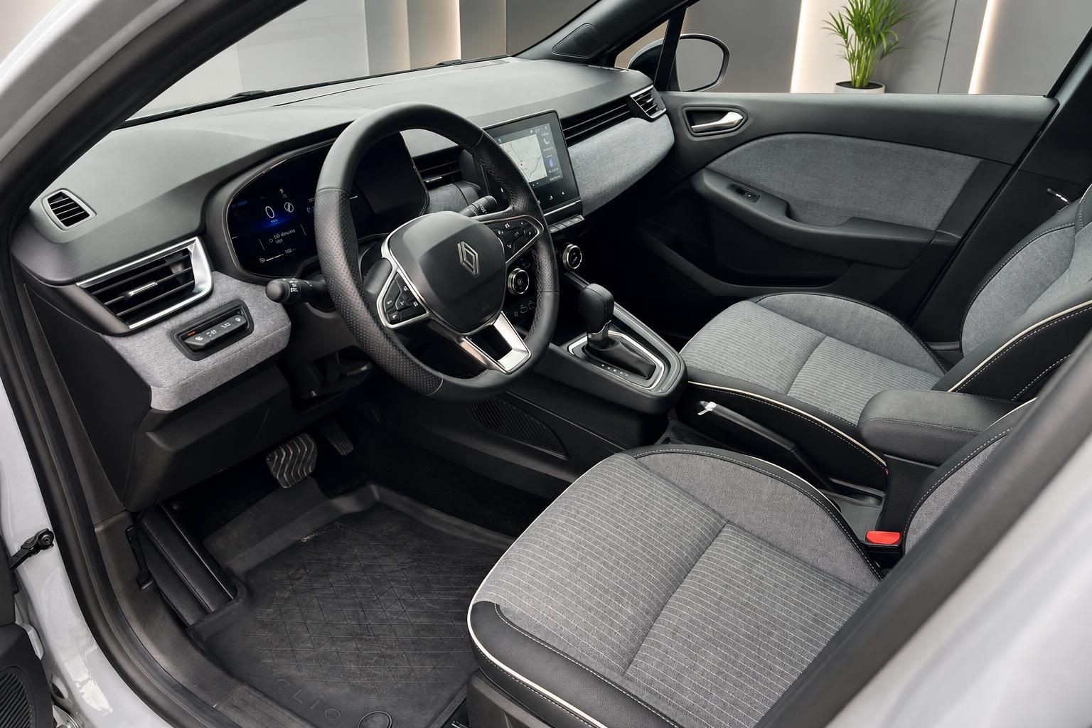 Renault Clio Innenraum Fahrerseite – Sitze, Lenkrad und Mittelkonsole in Grau