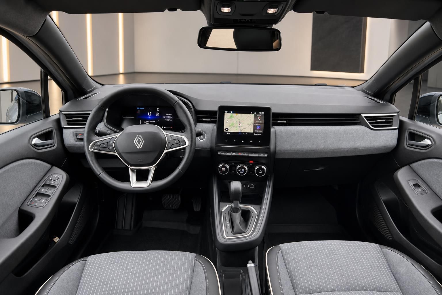 Renault Clio Innenraum – Cockpit mit Lenkrad, Navi-Display und Automatikgetriebe
