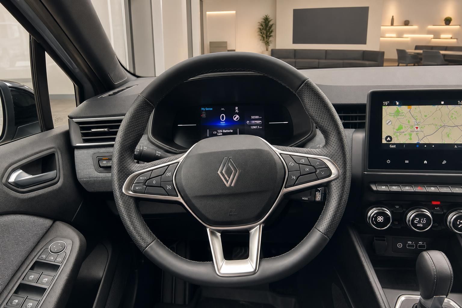 Renault Clio Innenraum – Lenkrad mit Logo, digitales Cockpit und Navigationssystem
