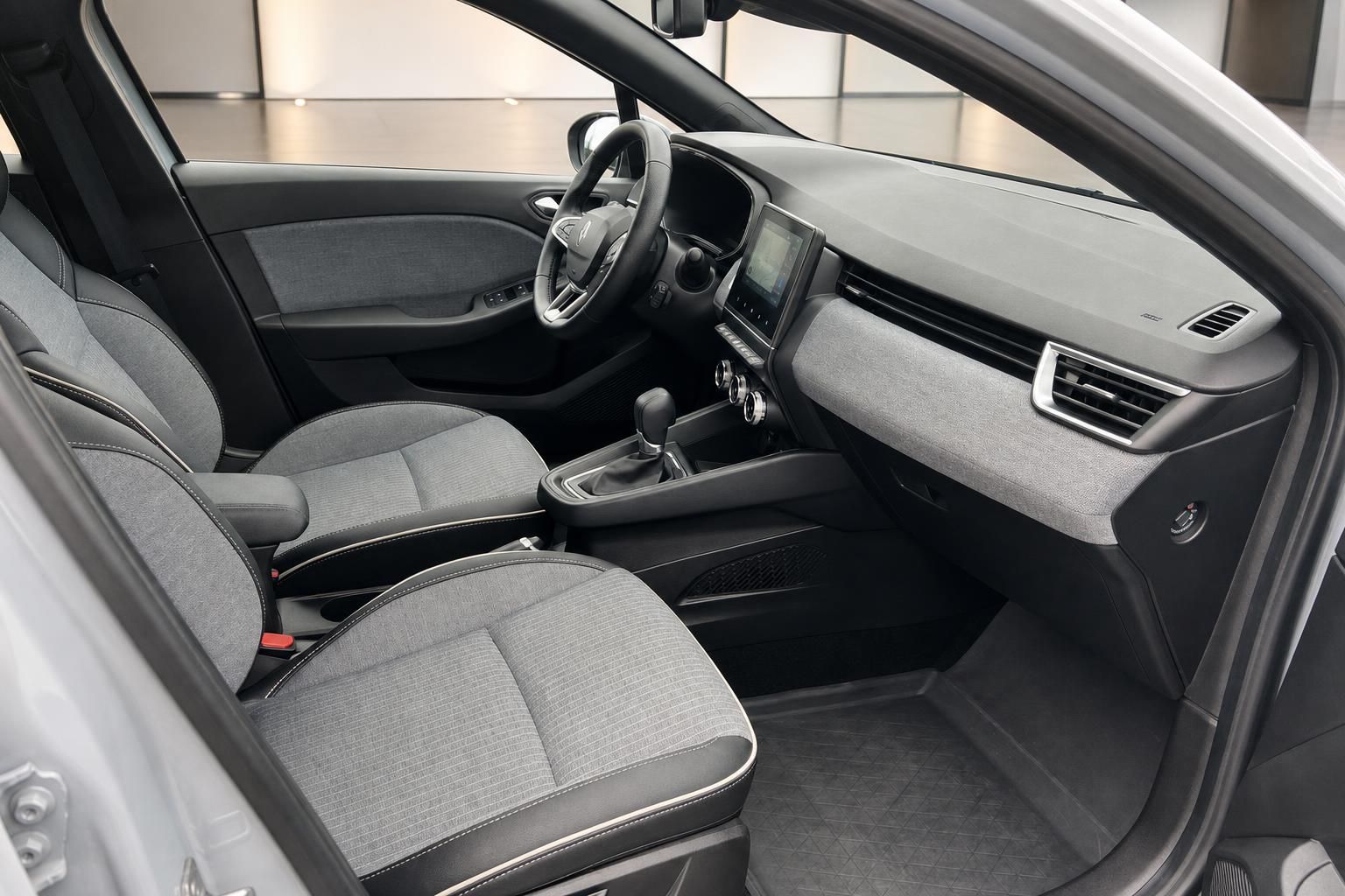 Renault Clio Innenraum – Vordersitze, Mittelkonsole, Armaturenbrett und Infotainment