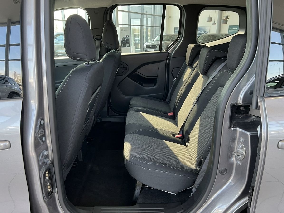 Mercedes Rückbank mit zweifarbigen Sitzen und offener Seitentür